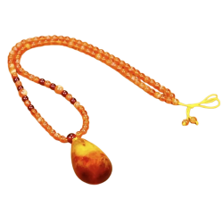 Collier pendentif en forme de larme floral en ambre baltique.