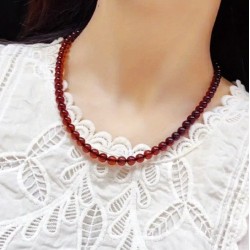 Collier Élégant en Perles d'Ambre Sanguine, Pendentif Rond Unisexe.