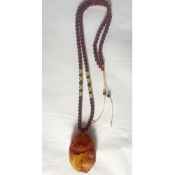 Collier Pendentif Exquis en résine d'Ambre Ancienne et Chaîne en Ambre rouge Baltique.
