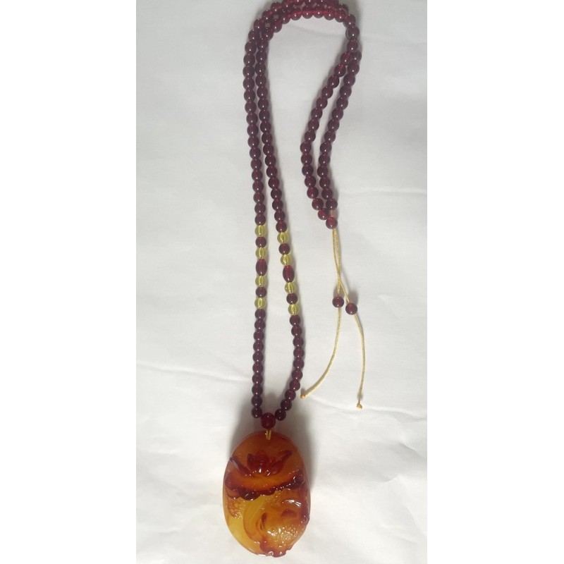 Collier Pendentif Exquis en résine d'Ambre Ancienne et Chaîne en Ambre rouge Baltique.