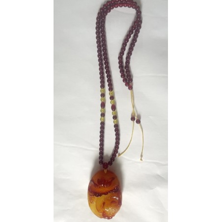 Collier Pendentif Exquis en résine d'Ambre Ancienne et Chaîne en Ambre rouge Baltique.